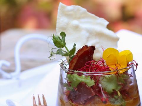 Chutney met gerookte eend, radicchio, rode biet en pappadum