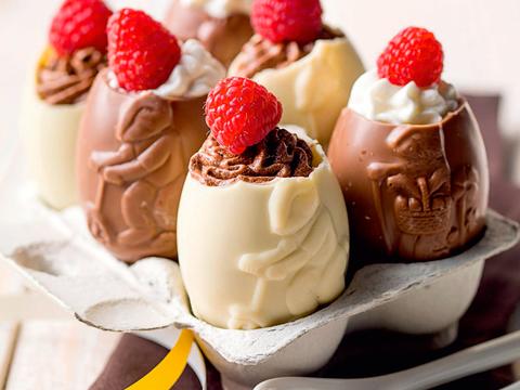 Paaseieren gevuld met chocolademousse