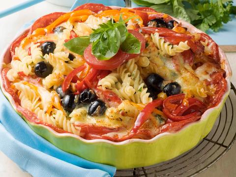 Pastataart met paprika, pesto en olijven
