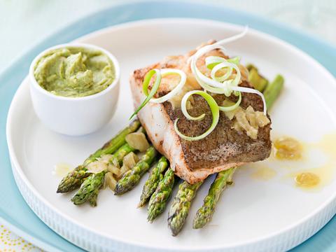 Zeebaars met asperges en avocadopuree