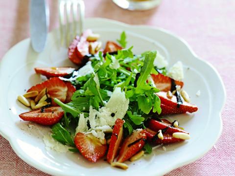 Salade de roquette, fraises et parmesan