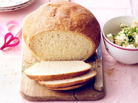 Zelfgebakken brood en kipsalade