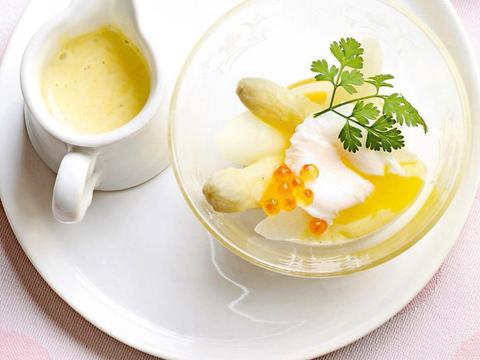 Kwarteleitjes met hollandaisesaus en aspergepunten