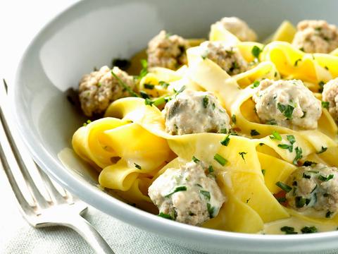 Pappardelle met gehaktballetjes in roomsaus