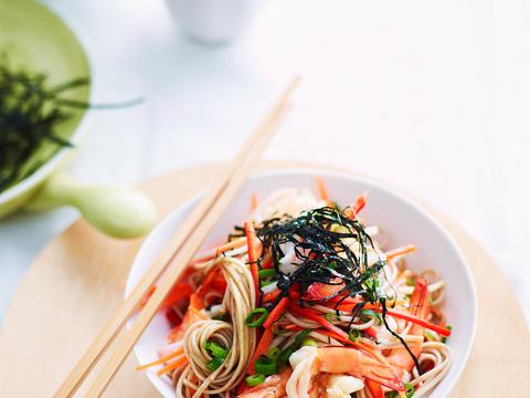 Salade van sobanoedels met scampi's