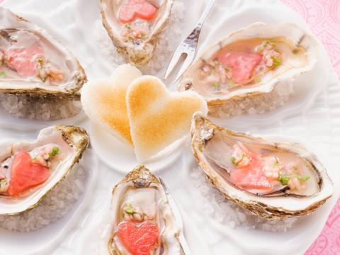 Verse oesters met hartvormig toastbrood