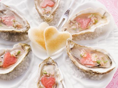 Verse oesters met hartvormig toastbrood