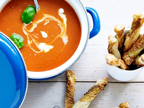 Tomatensoep met bladerdeegstengels