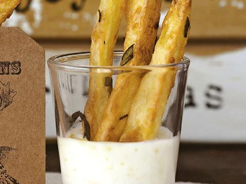 Pastinaakfrietjes met citroenyoghurt