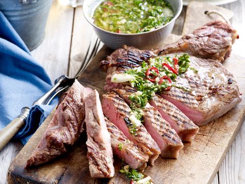 Côte à l'os met chimichurri-saus