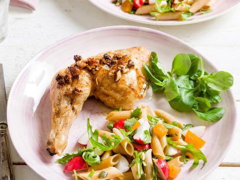 Gegrilde kip met walnoten en pastasalade