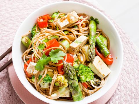 Noedels met gewokte groenten en tofu