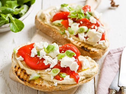 Zuurdesemtoast met hummus