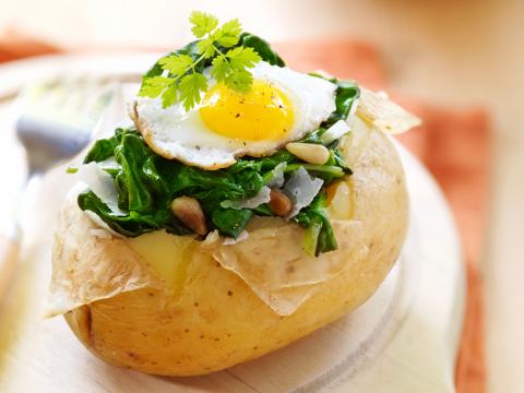 Gevulde aardappel met spinazie en ei