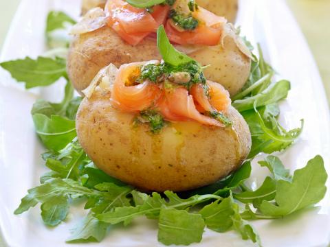 Gevulde aardappel met zalm & pesto