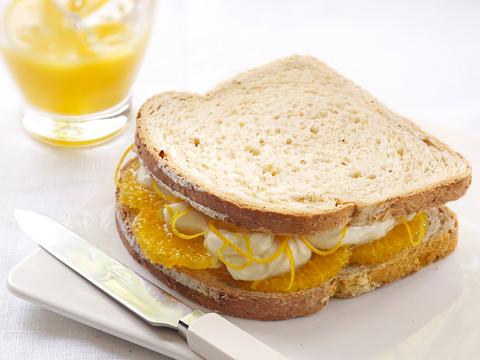 Boterham met mascarpone en sinaasappel