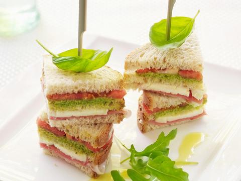 Broodtorentjes met kaas, ham, pesto en tomaat