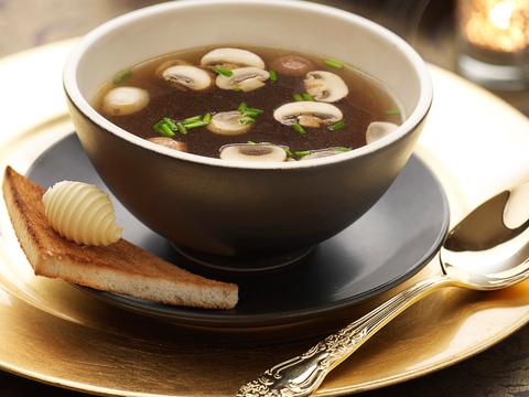 Heldere bouillon met paddenstoelen