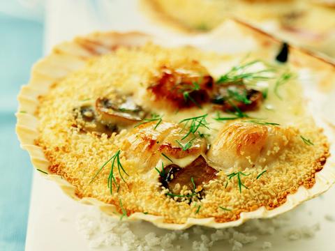 Goudgeel gegratineerde sint-jakobsvruchten