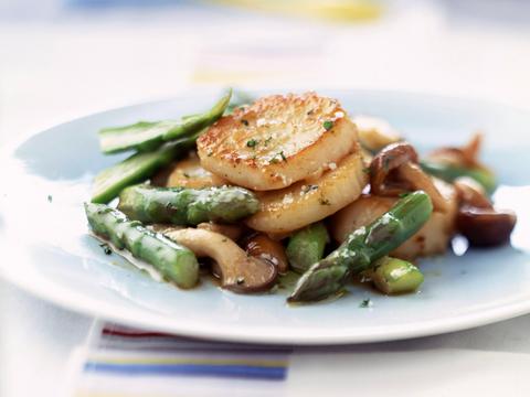 Sint-jakobsvruchten met asperges en champignons