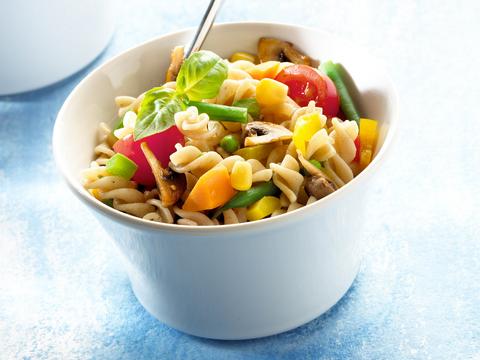 Pastasalade met paprika, maïs en champignons