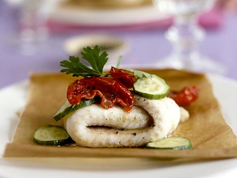 Tong met zongedroogde tomaatjes en courgette