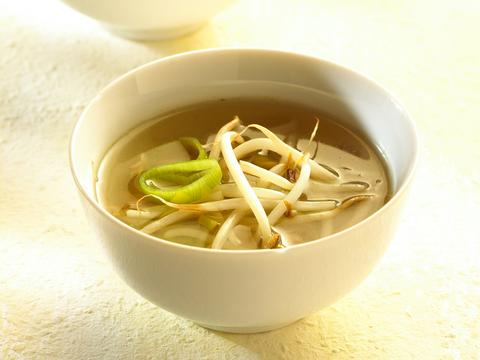 Consommé met prei en sojascheuten
