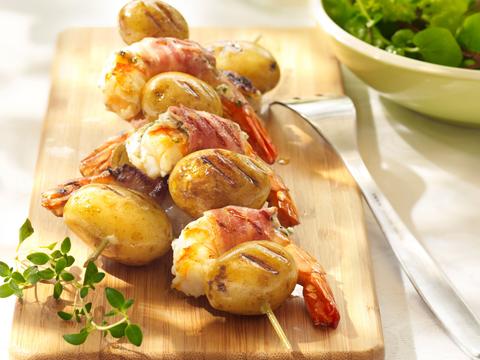 Aardappelspiesjes met scampi's, spek en geitenkaas