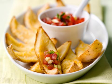 Gepofte aardappeltjes met salsadip