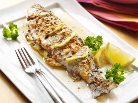 Forel met amandelen en citroen