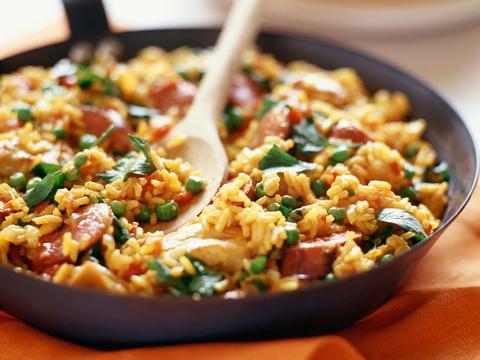 Paella met kalkoen en chorizo