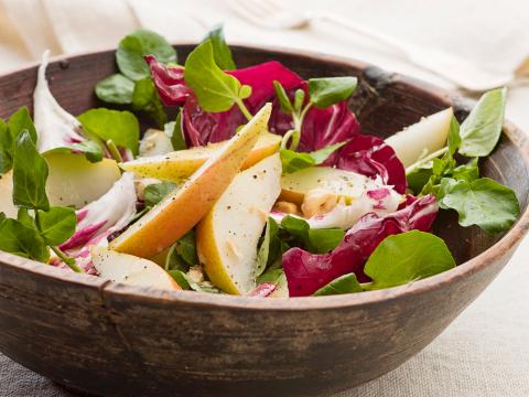 Salade van radicchio, waterkers en peer