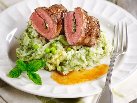 Kruidige lamsfilet met erwten-muntstoemp