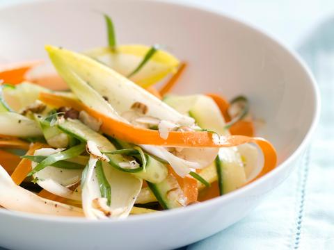 Witloofsalade met wortel, komkommer en hazelnoot