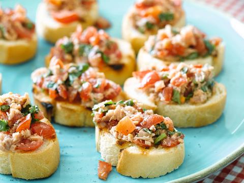Crostini con tonno e pomodori