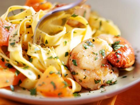 Tagliatelle met sint-jakobsvruchten en pompoen