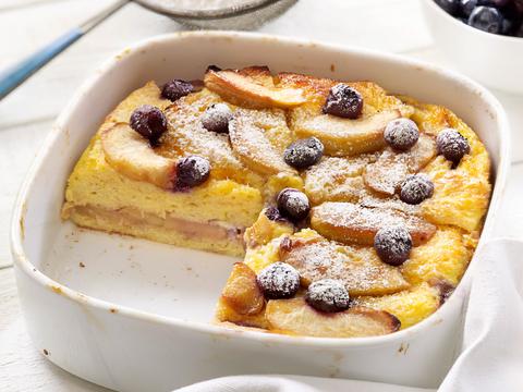 Broodpudding met appels en bosbessen