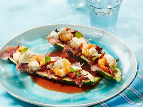 Scampi’s met parmaham in een courgettebootje
