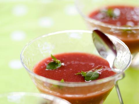Gazpacho met basilicum