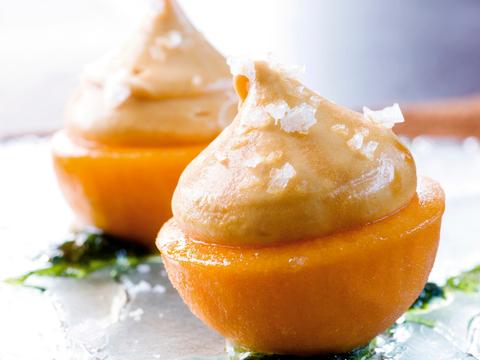 Perziken met abrikozenmousse en muntpesto
