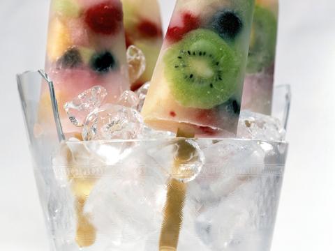 Ijslolly's met verse zomervruchten