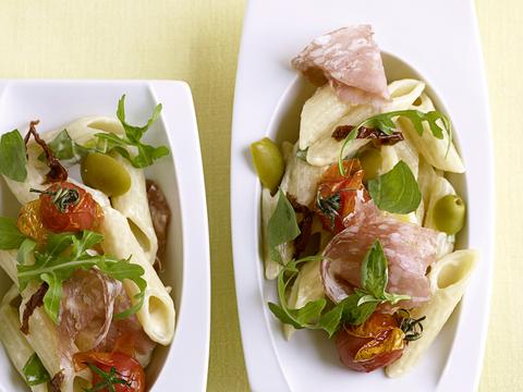 Pasta met salami en olijven