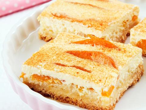 Koek met perziken en zure room