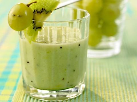 Smoothie van kiwi met druiven