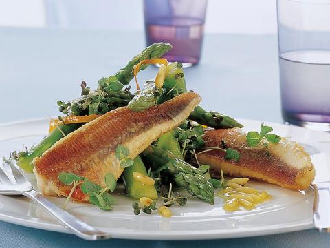 Rode poon met asperges en tuinkers