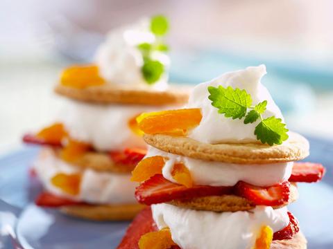 Koekjescrème met vruchten en limoencrème