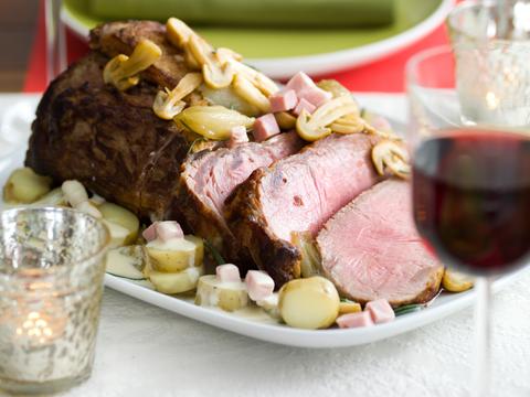 Kalfsgebraad met champignons en zilveruitjes