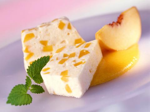 Karnemelkterrine met perzik
