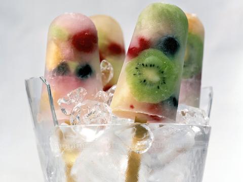 Ijslolly's met verse zomervruchten
