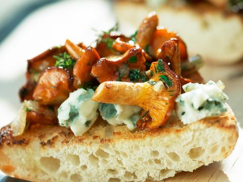 Bruschetta met bospaddenstoelen en roquefort